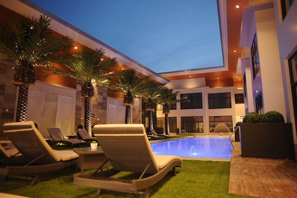 Una piscina al aire libre