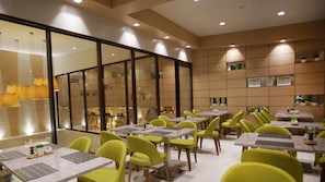 S'hi serveixen esmorzars, dinars i plats de cuina local i internacional