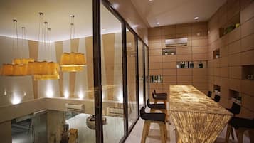 供應早餐、午餐和晚餐,當地和國際料理