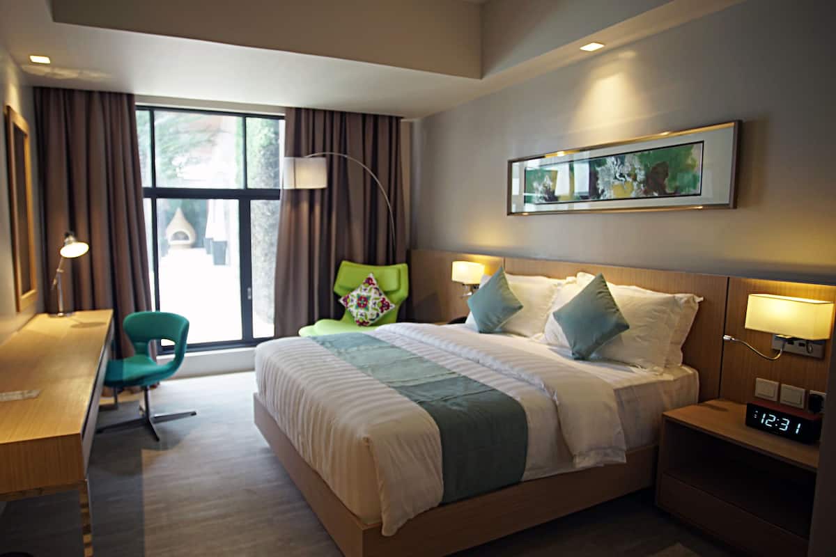 Deluxe Room, 1 Queen Bed | 1 bedroom, premium bedding, pillow-top beds, in-room safe
