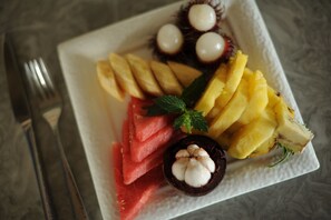 Breakfast, lunch, dinner served; local and international cuisine 