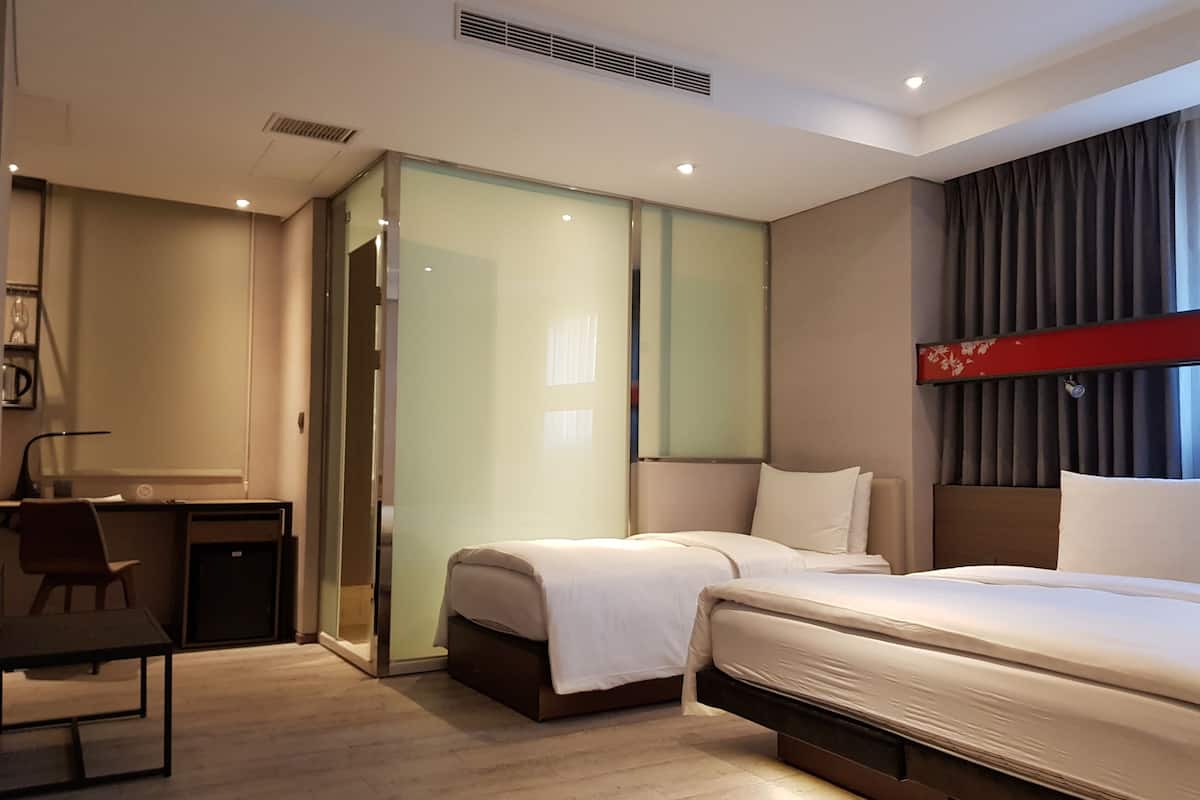 Elite-Dreibettzimmer | Hochwertige Bettwaren, Daunenbettdecken, Minibar, Zimmersafe