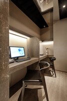 Un espacio de oficina moderno con un escritorio, computadora y silla.