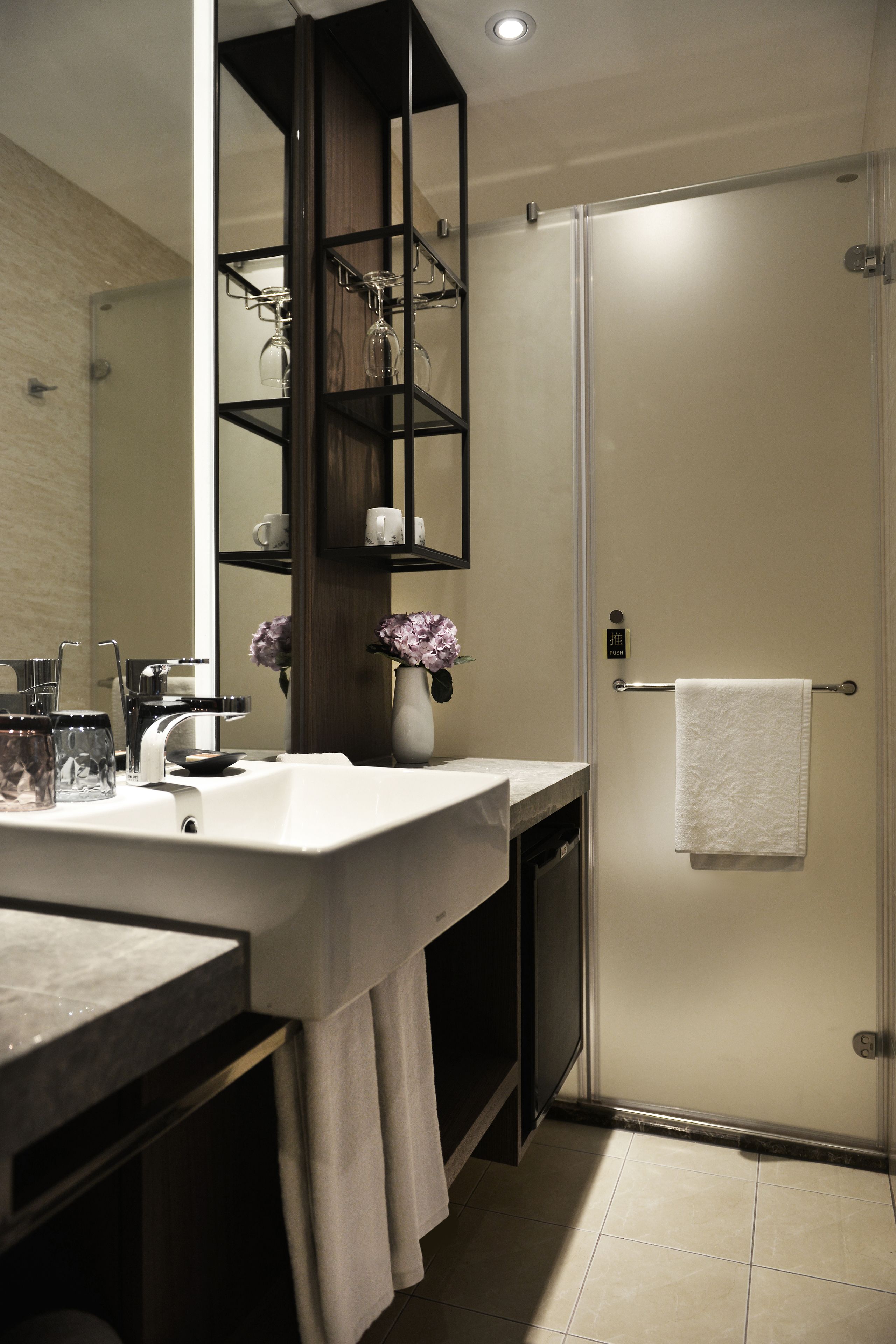 grand room | bathroom | shower, hair dryer, towels, shampoo