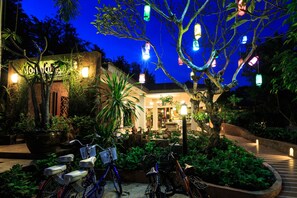 Facciata della struttura - sera/notte