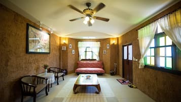 Family Room | Living room | 32-inch LED TV with digital channels, TV