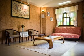 Familienzimmer | Wohnzimmer | 32-Zoll-LED-Fernseher mit Digitalempfang, Fernseher