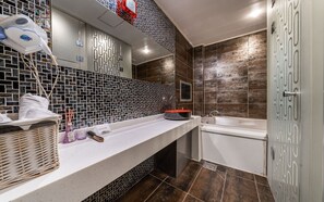 Suite | Badezimmer | Dusche, kostenlose Toilettenartikel, Haartrockner, Handtücher