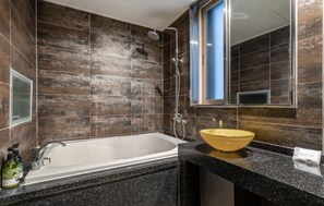 Chambre Deluxe | Salle de bain | Douche, articles de toilette (gratuits), séchoir à cheveux