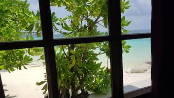 Habitación de luna de miel doble, 1 cama de matrimonio grande, vistas al mar | Minibar, caja fuerte, escritorio y espacio para trabajar con un portátil