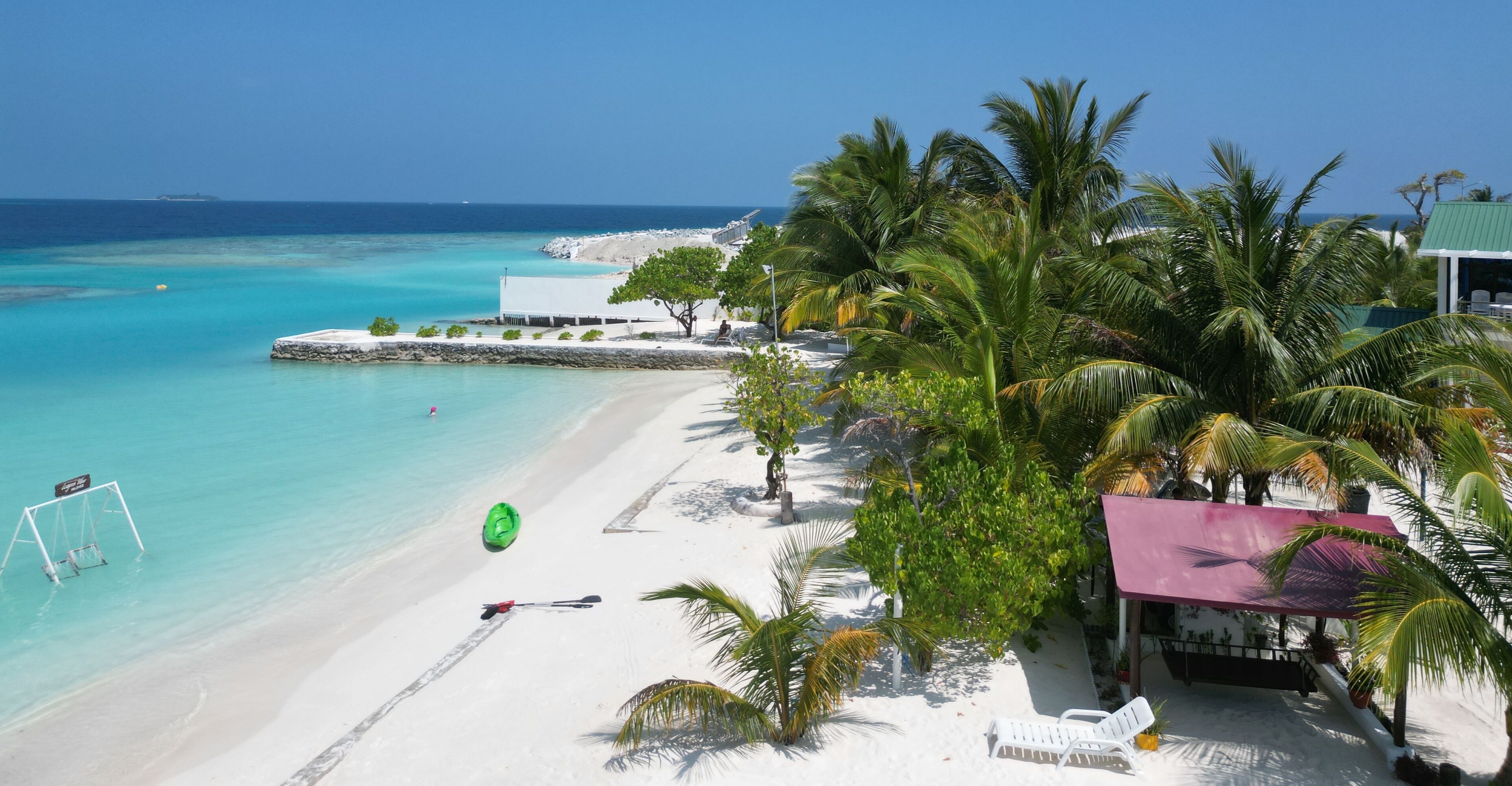 Pantai pribadi, pasir putih, snorkeling, dan ski air