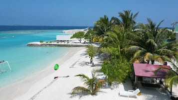 Pantai pribadi, pasir putih, snorkeling, dan ski air