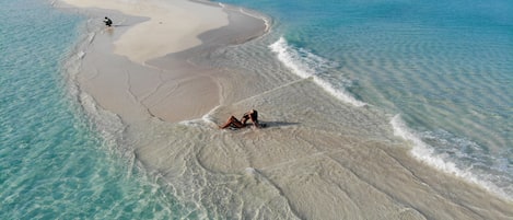 Een privéstrand, wit zand, snorkelen, waterskiën