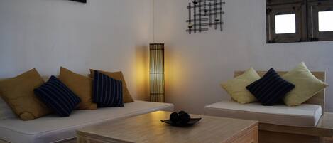 Villa, 3 habitaciones | Sala de estar | Televisión LED de 40 pulgadas con canales vía satélite y televisión