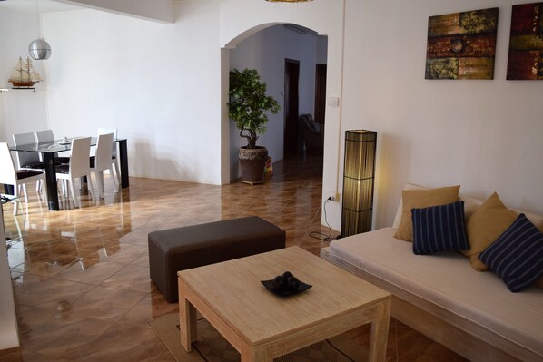 Villa, 3 chambres | Aire de séjour | Téléviseur à DEL de 40 po avec télévision par satellite, téléviseur