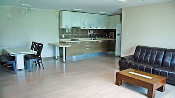 Penthouse (46, slopeview&futon:extra fee onsite) | Free WiFi, bed sheets