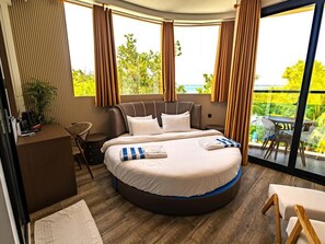 Habitación de luna de miel | 1 habitación, ropa de cama de alta calidad, minibar y escritorio 