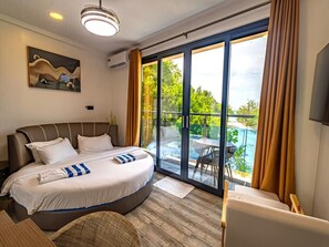 Habitación de luna de miel | 1 dormitorio, ropa de cama de alta calidad, minibar y escritorio