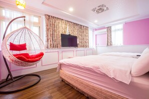 Premium bedding, down comforters, desk, soundproofing - N. Castle Hotel (Yilan)