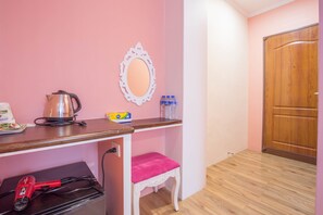 Habitación romántica doble, 1 cama doble | Ropa de cama de alta calidad, edredones de plumas, escritorio