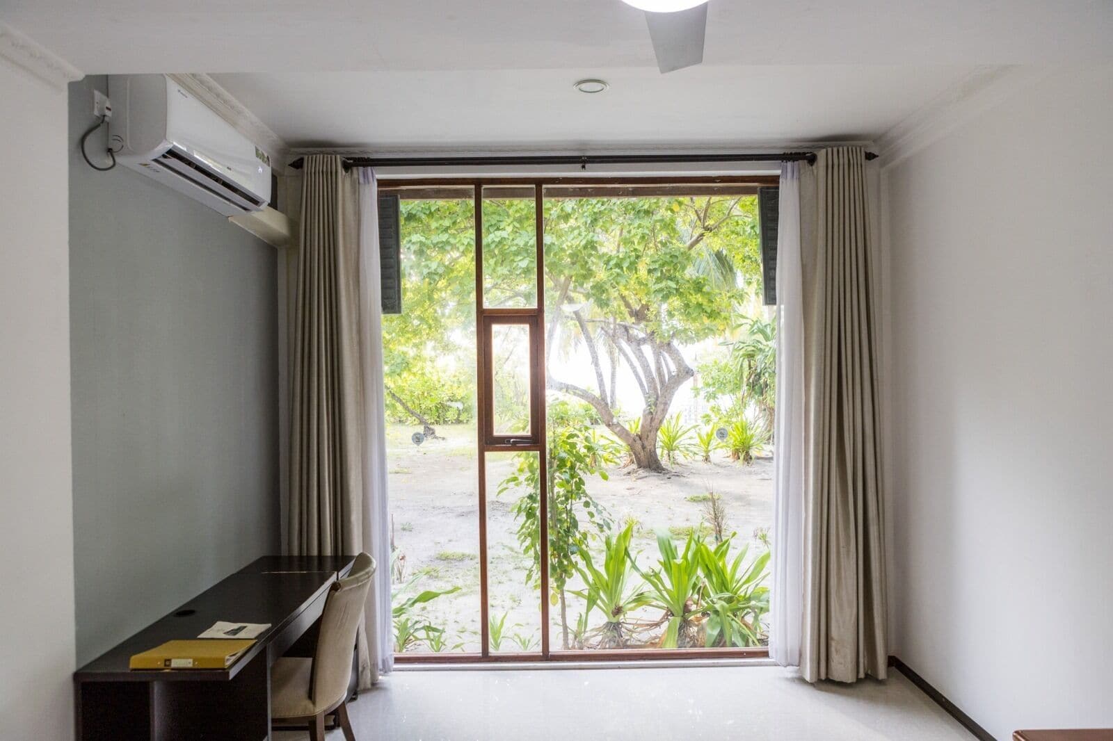 Minibar, caja de seguridad en la habitación y escritorio 