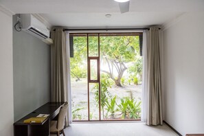 Minibar, in-room safe, desk, blackout drapes - Nazaki Beach Hotel & Spa Maldives (Gan)