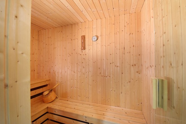 Superior Suite (Sauna) | Bathroom | Shower, free toiletries, hair dryer, slippers