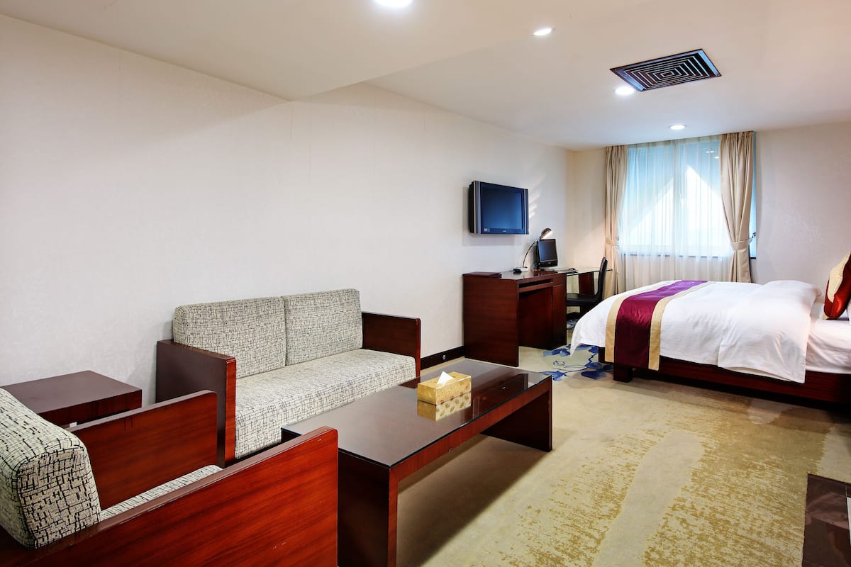 Suite Luxury (Deluxe) | Una cassaforte in camera, una scrivania, tende oscuranti