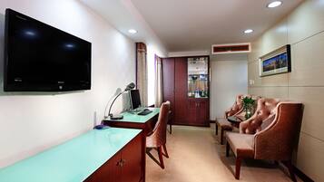 Superior Suite (Sauna) | Living room | Flat-screen TV