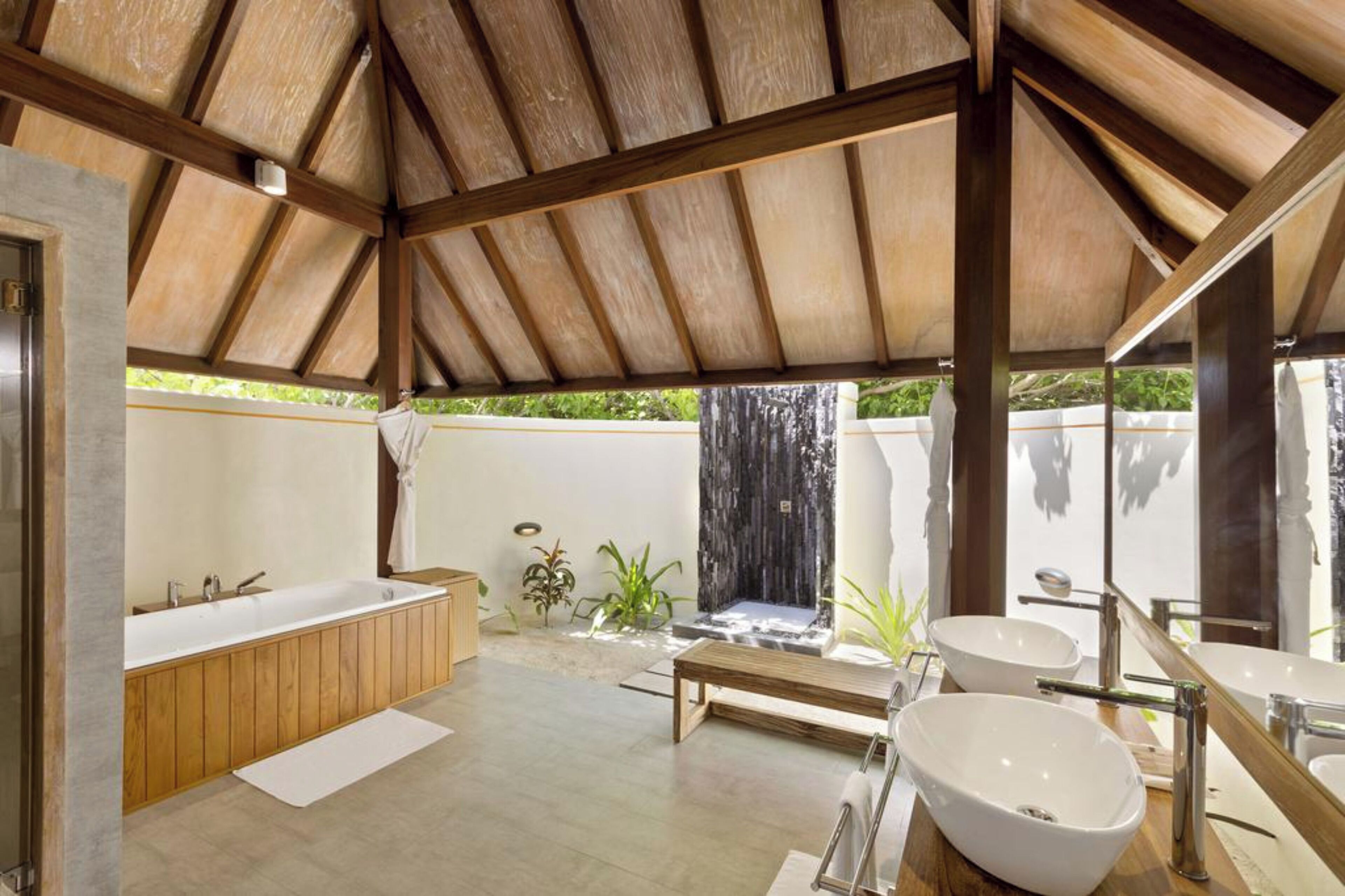 個別の浴槽とシャワー、レインフォールシャワー、デザイナーバスアメニティ、ヘアドライヤー