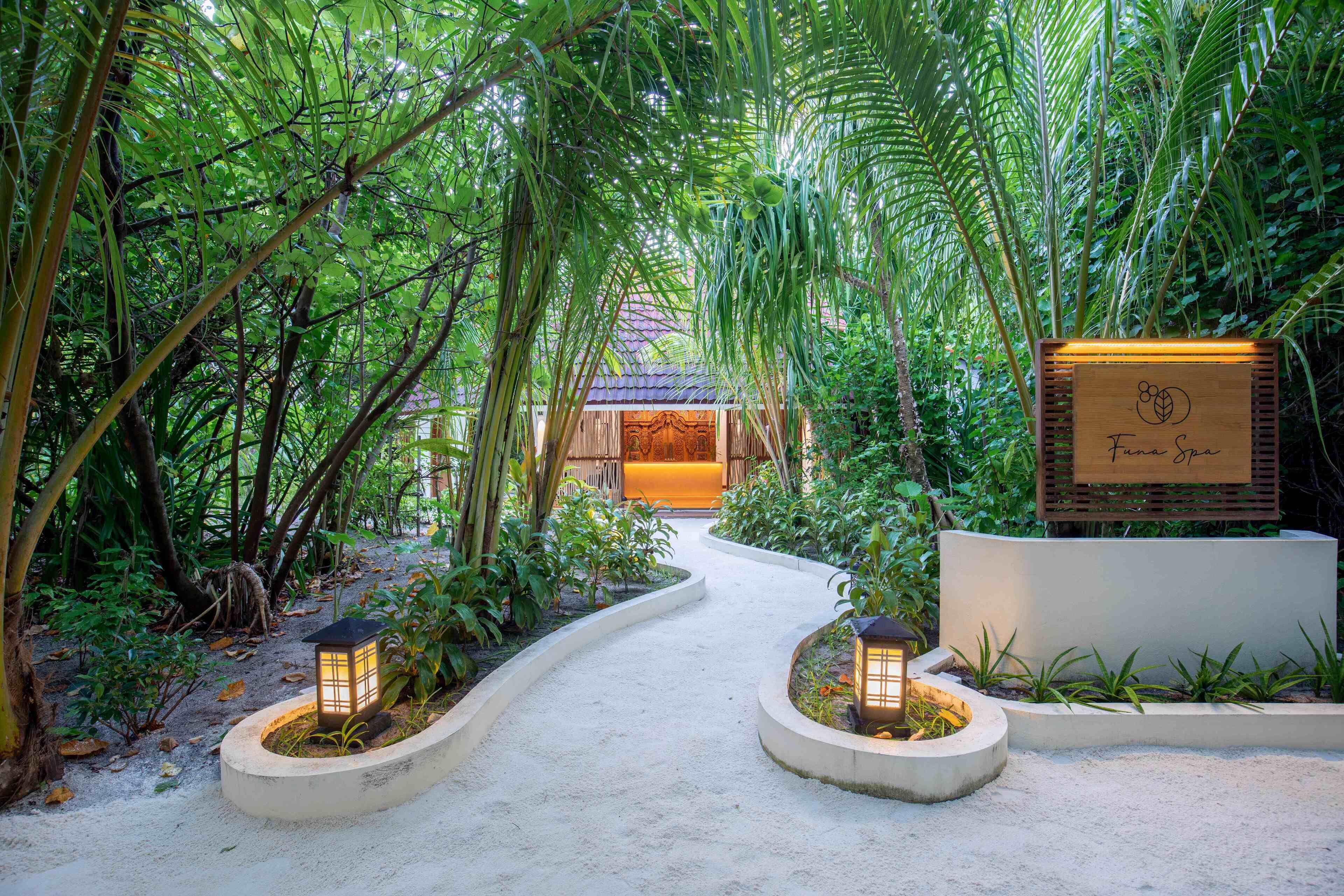 couples treatment room(s), sauna, hot tub, steam room, body treatments