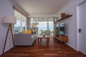 Premium bedding, minibar, in-room safe, individually decorated - Dhigufaru Island Resort (Dhigufaruvinagan'du)