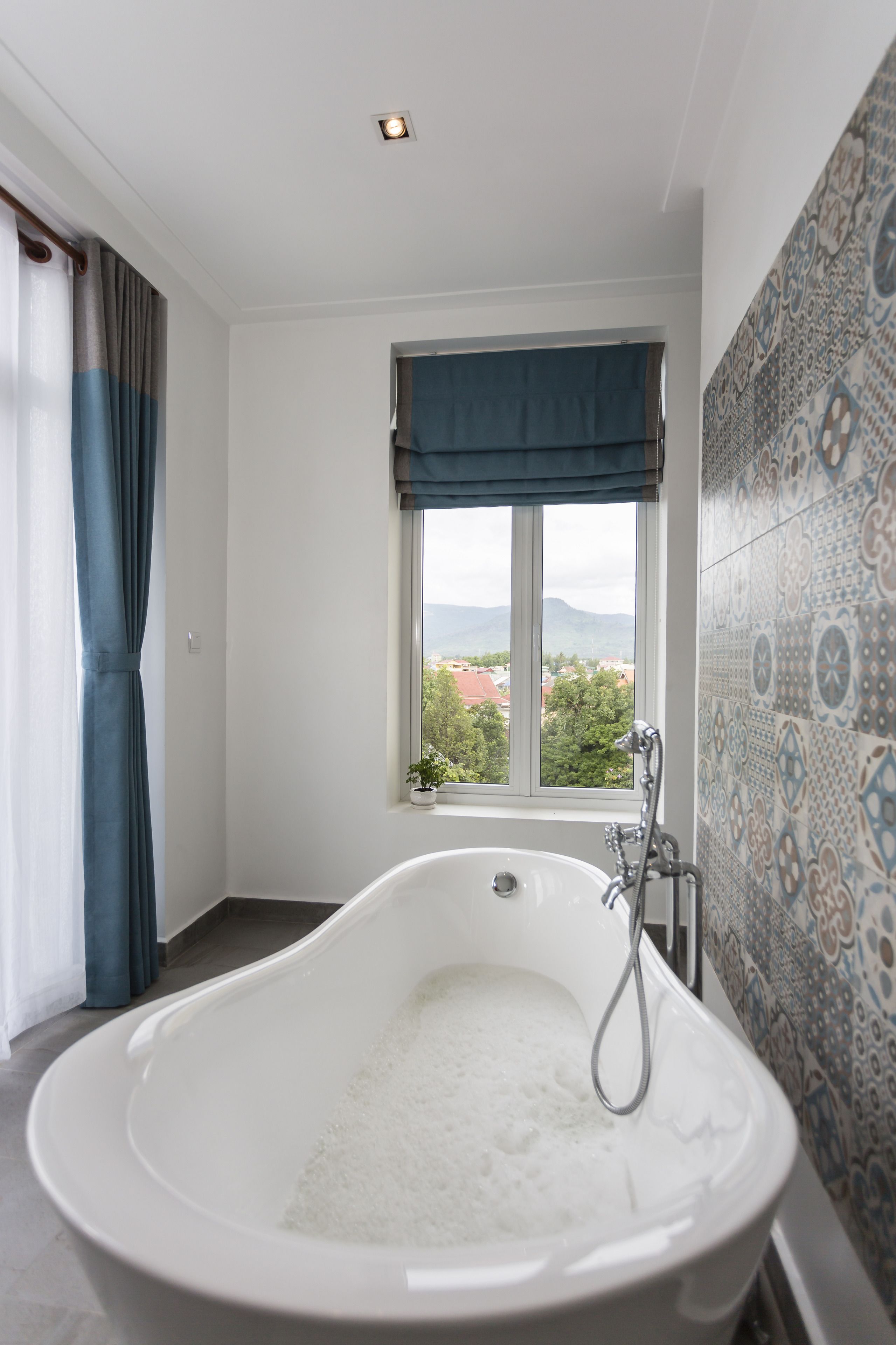 deluxe triple room | deep-soaking bathtub