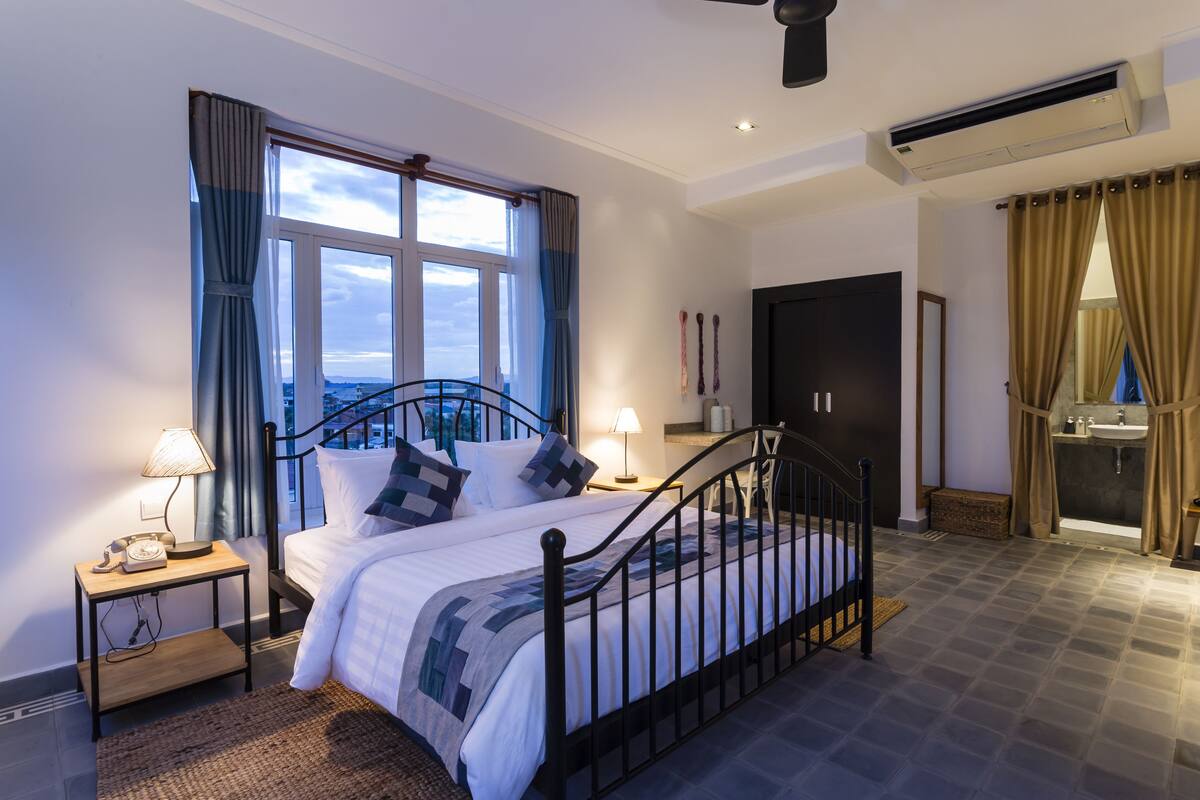 minibar, in-room safe, desk, blackout curtains