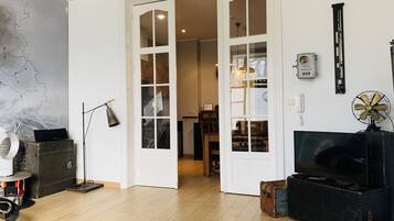 Appartement, 1 slaapkamer (La 12) | Woonruimte | Flatscreentelevisie en een iPod-dock