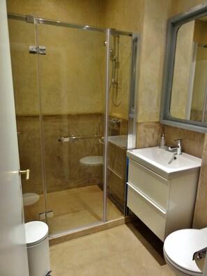 Apartment, 1 Bedroom (La 12) | Bathroom shower