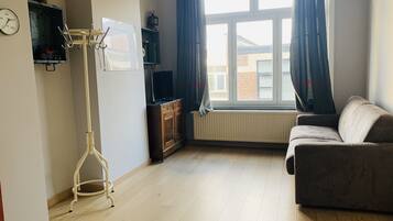 Familie appartement, 1 slaapkamer, niet-roken (AT) | Woonkamer | Flatscreentelevisie en een iPod-dock