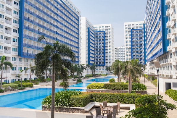 5 outdoor pools, open 9 AM to 9 PM, pool loungers