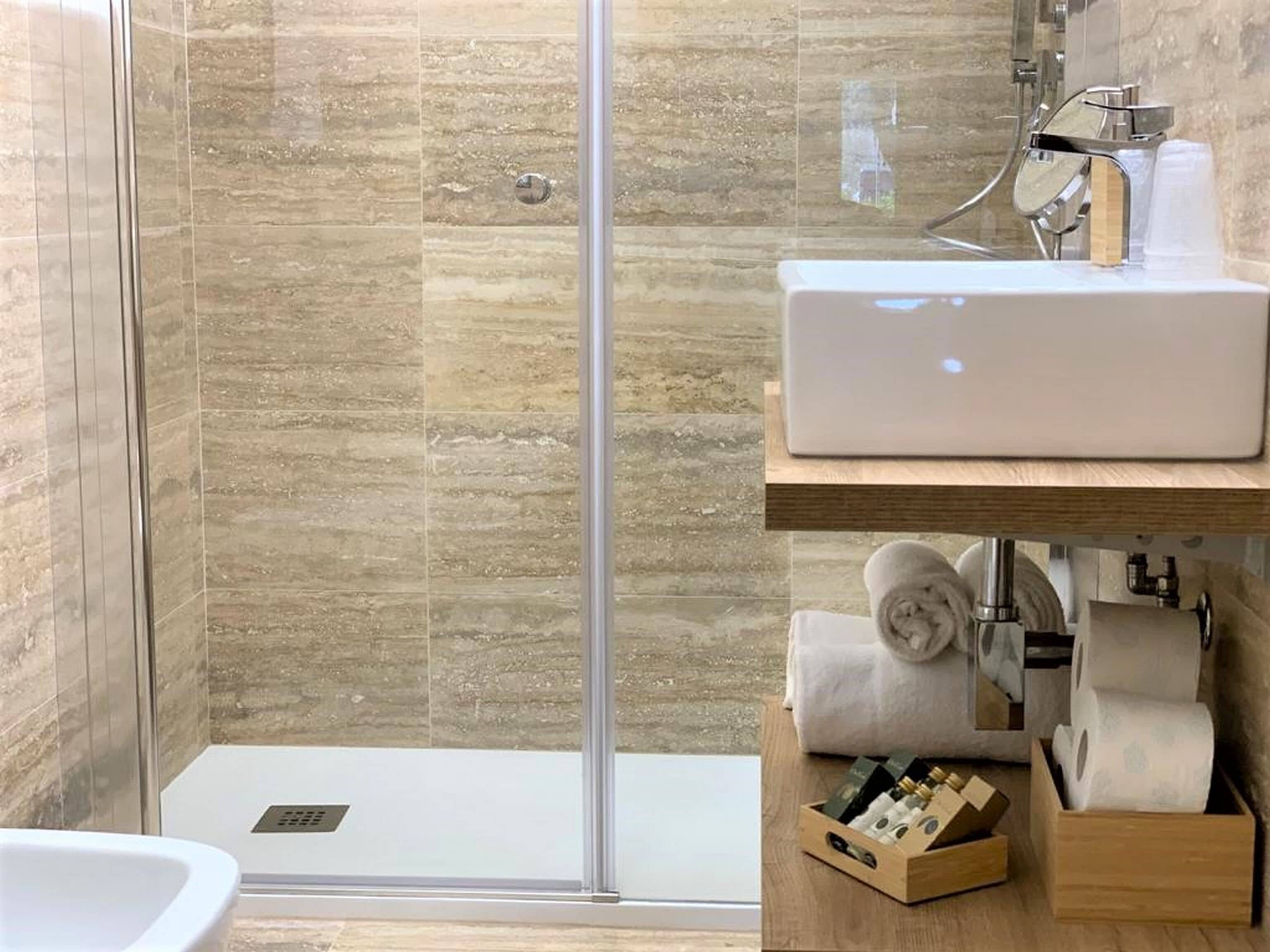 Appartement Tradition, 1 chambre, vue jardin | Salle de bain | Douche, douche à « effet pluie », articles de toilette gratuits