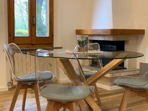 Traditional Apartment, 1 Bedroom, Garden View | In-room dining - La Coroncina Lodging (Siena)