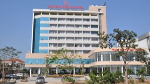 A multi-story hotel building with a prominent sign reading "PHUONG HOANG HOTEL". - Phoenix Hotel (Hac Thanh)