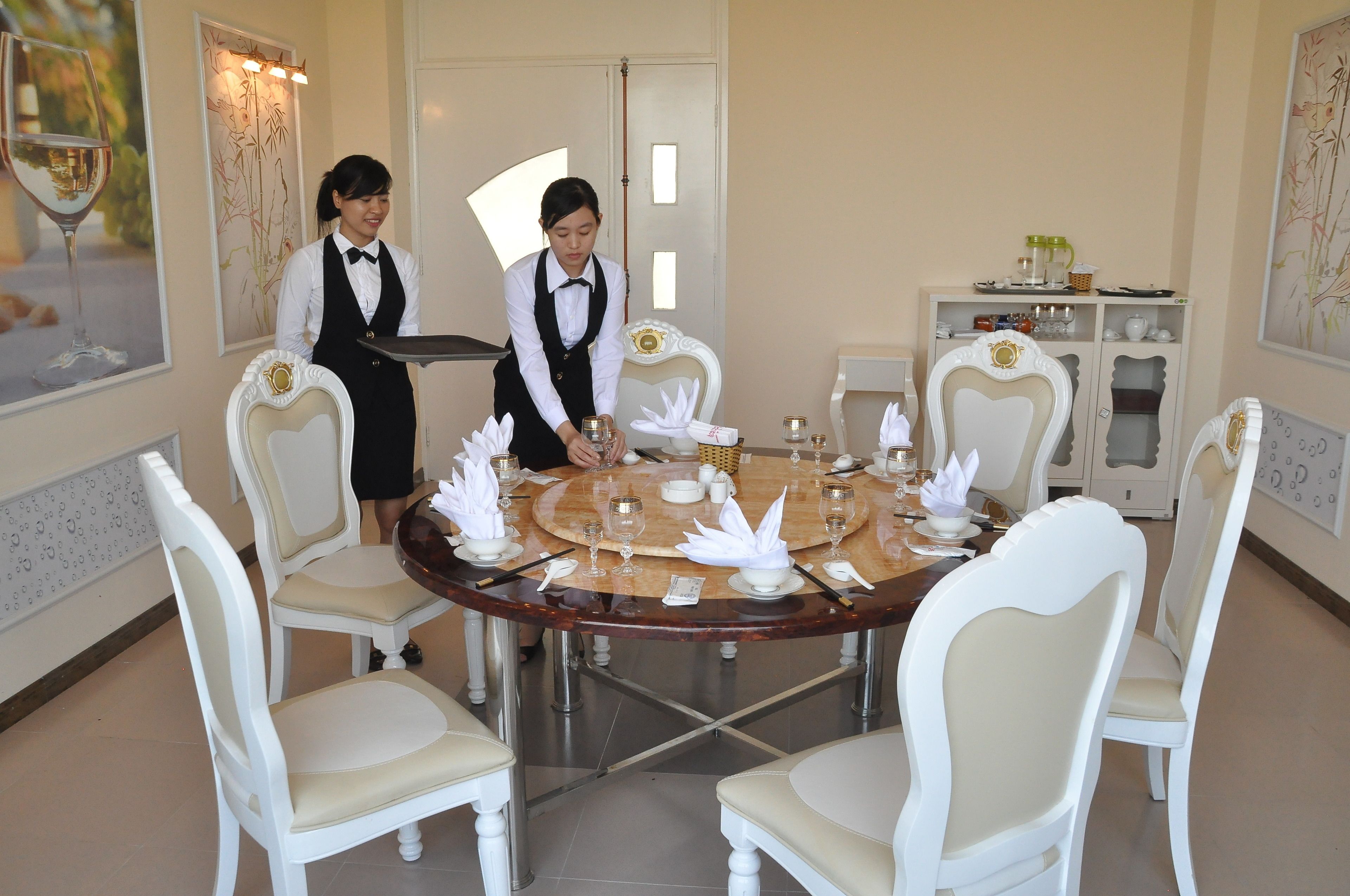 Breakfast, lunch, dinner served; international cuisine 