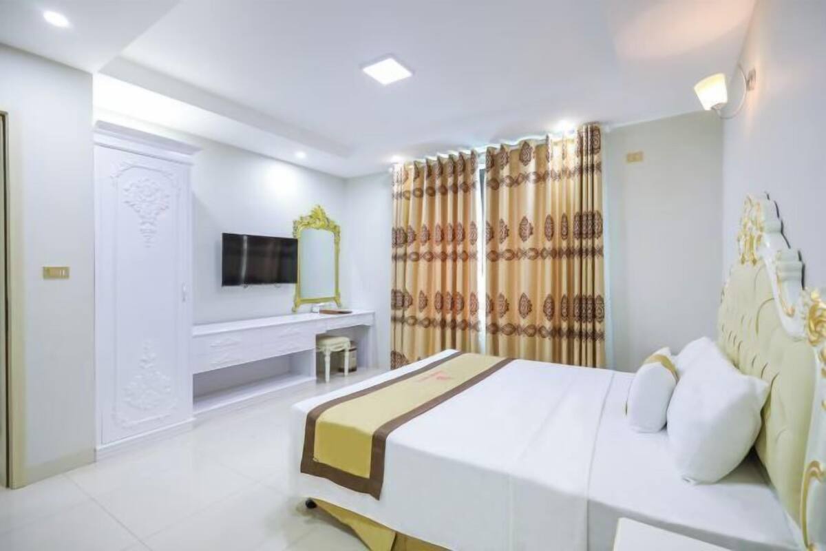 Minibar, in-room safe, desk, blackout drapes