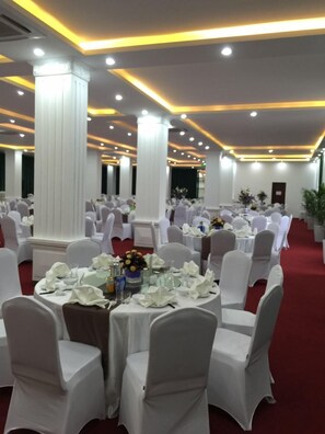 Breakfast, lunch, dinner served; international cuisine  - Phoenix Hotel (Thanh Hoa)