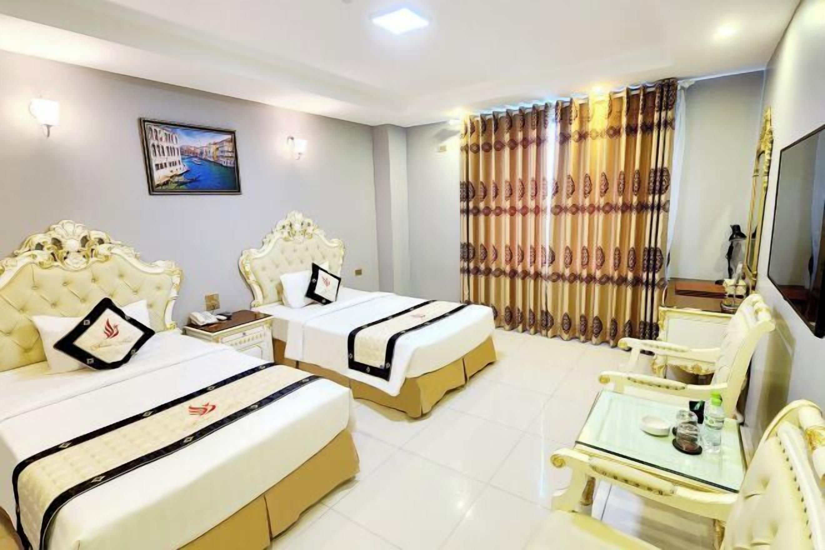 Minibar, caja de seguridad en la habitación y escritorio 