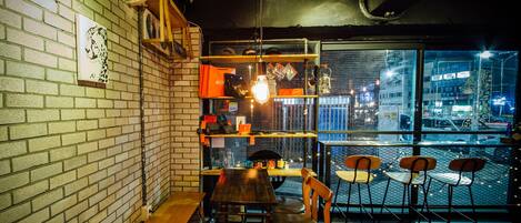 朝食、ランチ、ディナーに営業