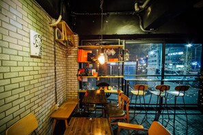 Breakfast, lunch and dinner served - 96 BUN'Z Travelers Lodge (Seoul)