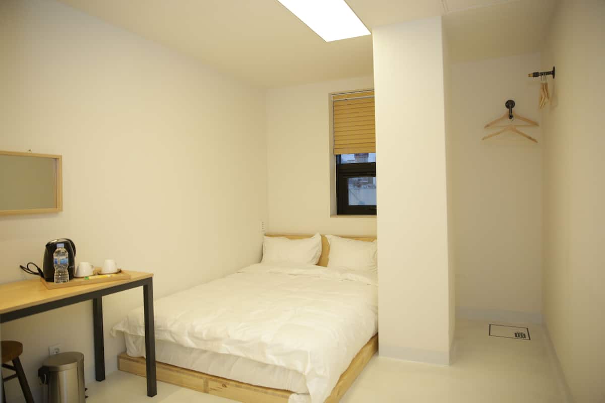 Premium bedding, desk, iron/ironing board, free WiFi