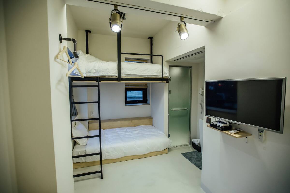 Habitación con 2 camas individuales, vistas a la ciudad | Ropa de cama de alta calidad, escritorio, tabla de planchar con plancha