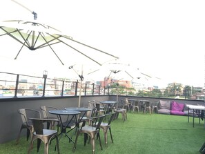 Outdoor dining - 96 BUN'Z Travelers Lodge (Seoul)